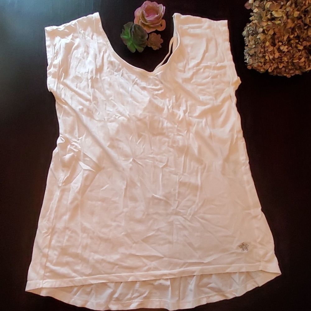 Flowy white shirt with beautiful back